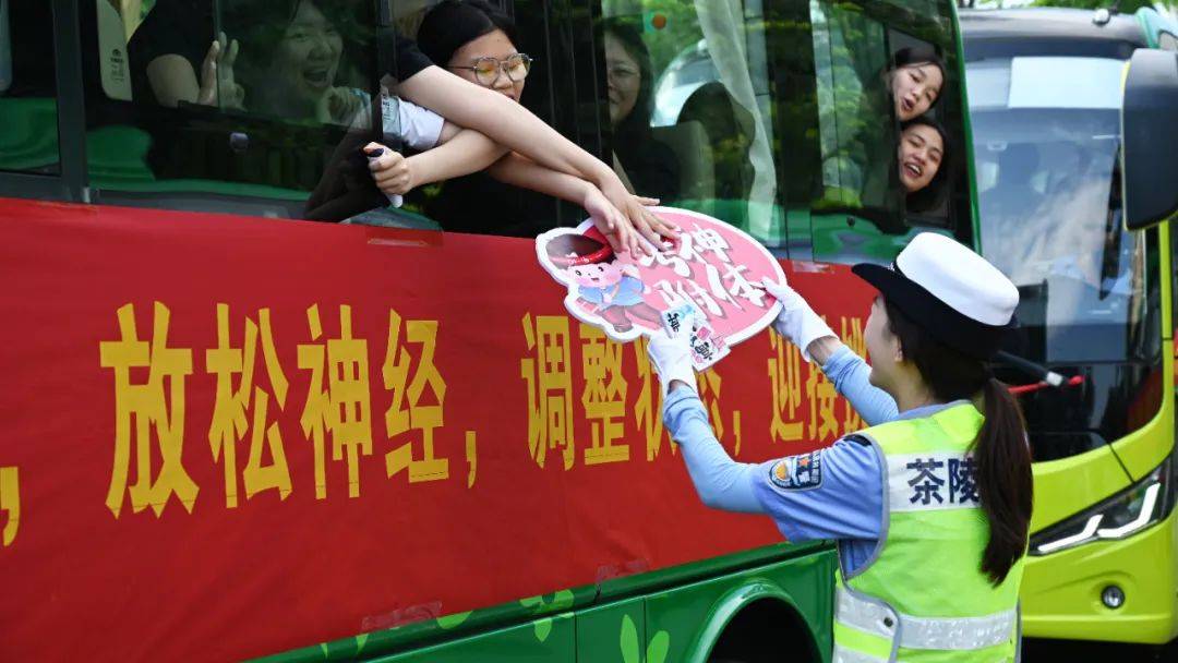 粉丝大呼过瘾，全力给力加油助威的简单介绍