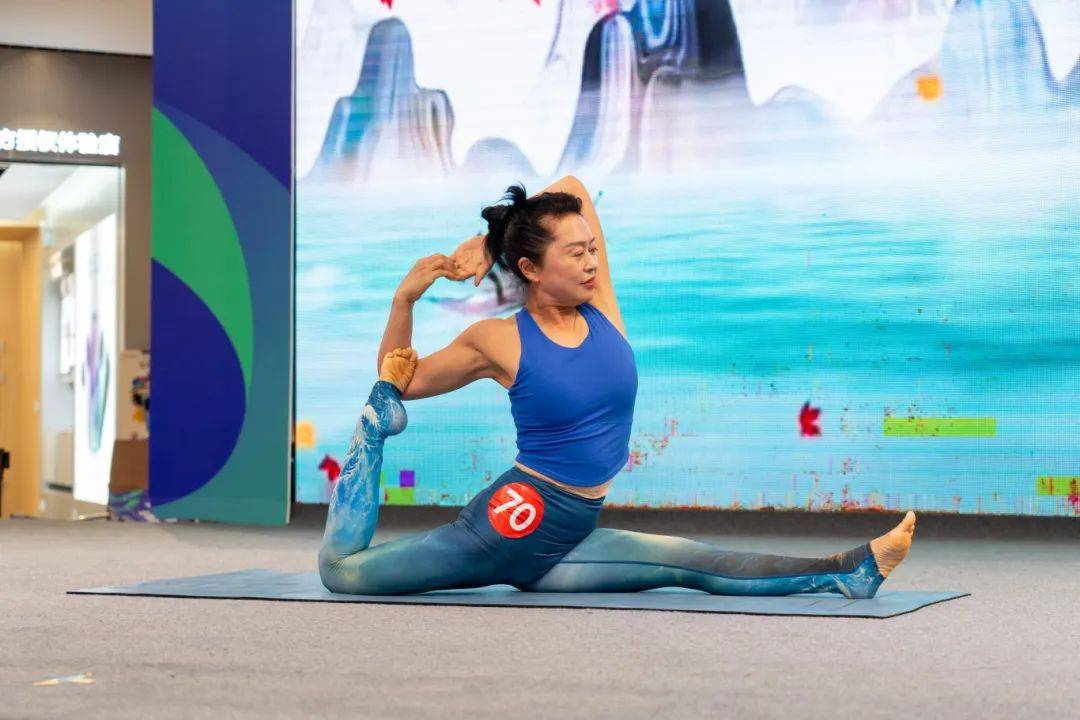 运动员千锤百炼，比赛积极向上