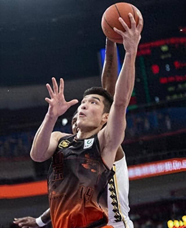 山东男篮队员努力拼搏，取得喜人成绩的简单介绍