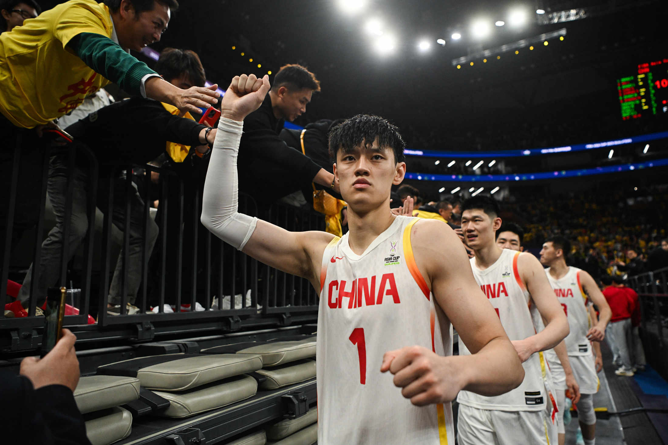奥运男篮场面激烈异常，全力以赴