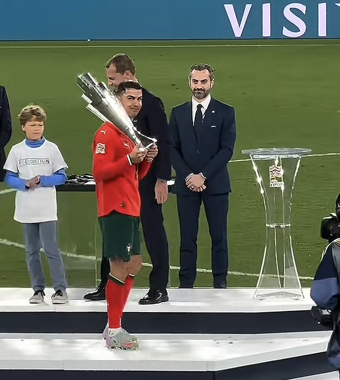 热门球队劲敌对决，双方实力对比