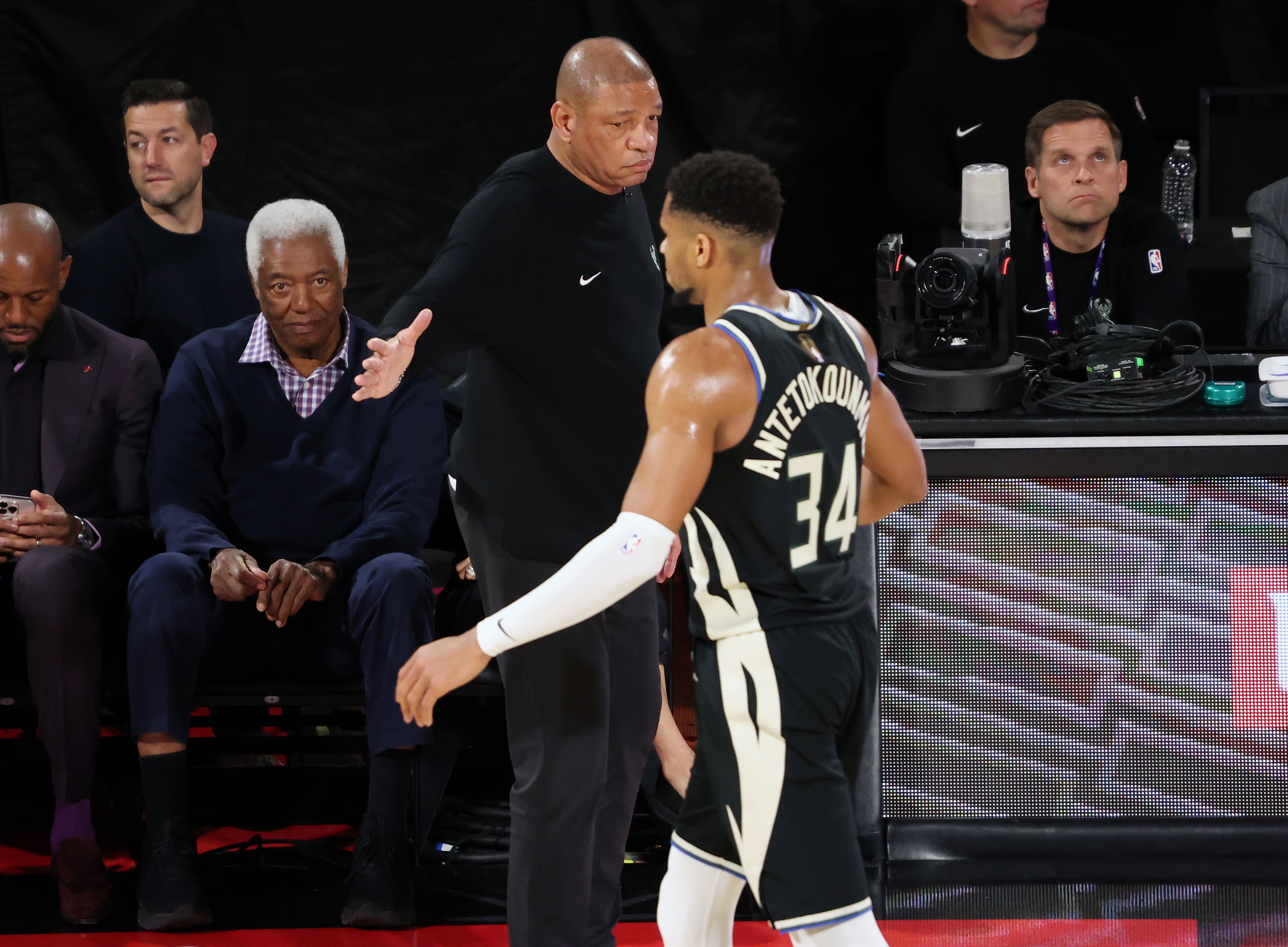 关于雄鹿击败公牛,字母哥全能表现震撼的信息 关于雄鹿击败公牛,字母哥全能表现震撼的信息