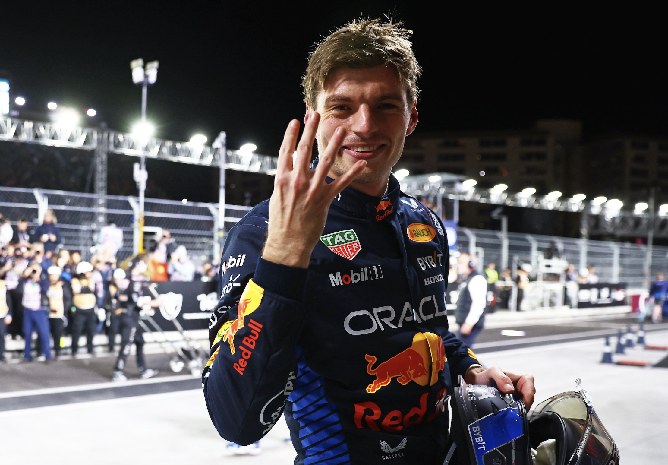 索伯车队轻取红牛二队,拉塞尔统治全场 索伯车队轻取红牛二队,拉塞尔统治全场