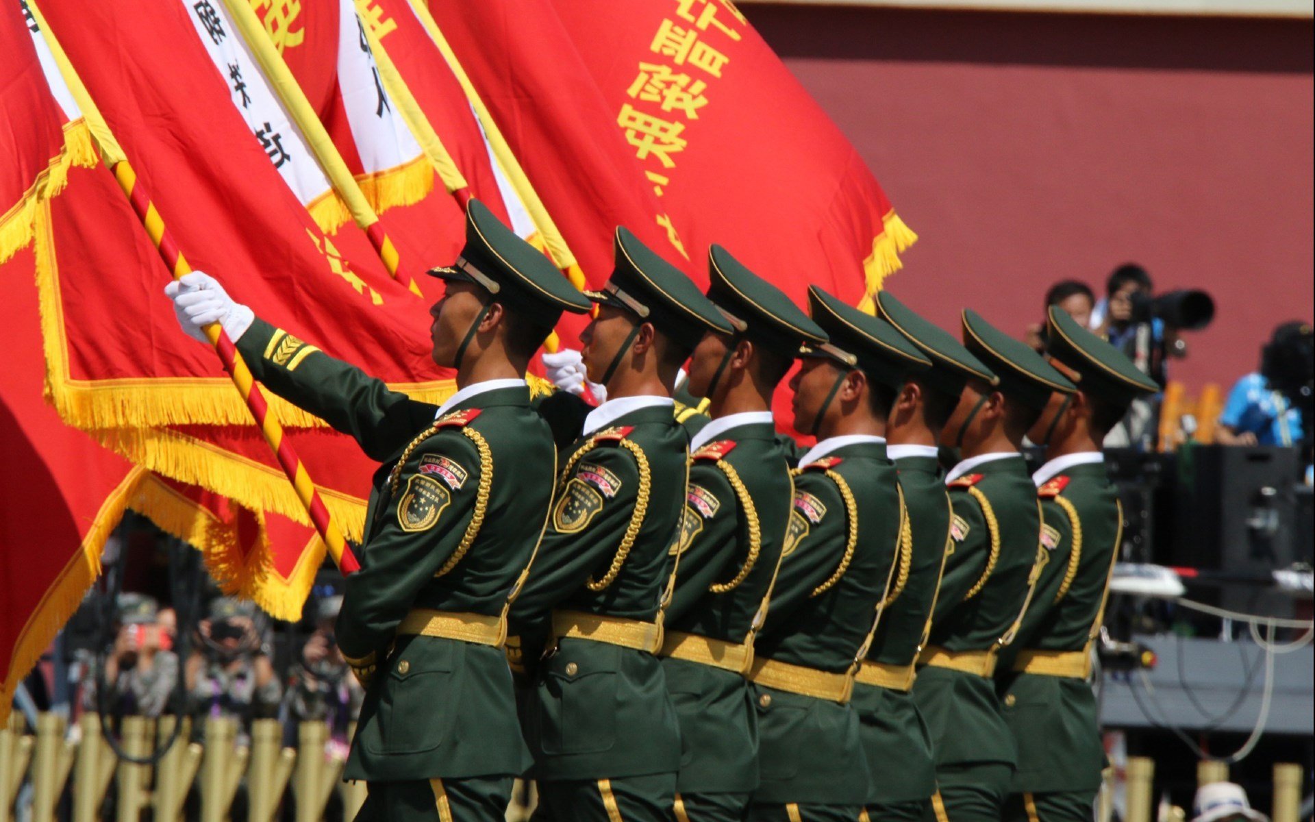 极速对决与绿茵突围,F1街道赛焦点战与韩国关键战攻克塞内加尔